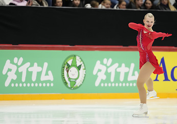 アイススケートをする女性選手の写真
