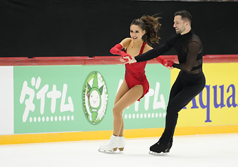 アイススケートをする男女ペアの選手の写真